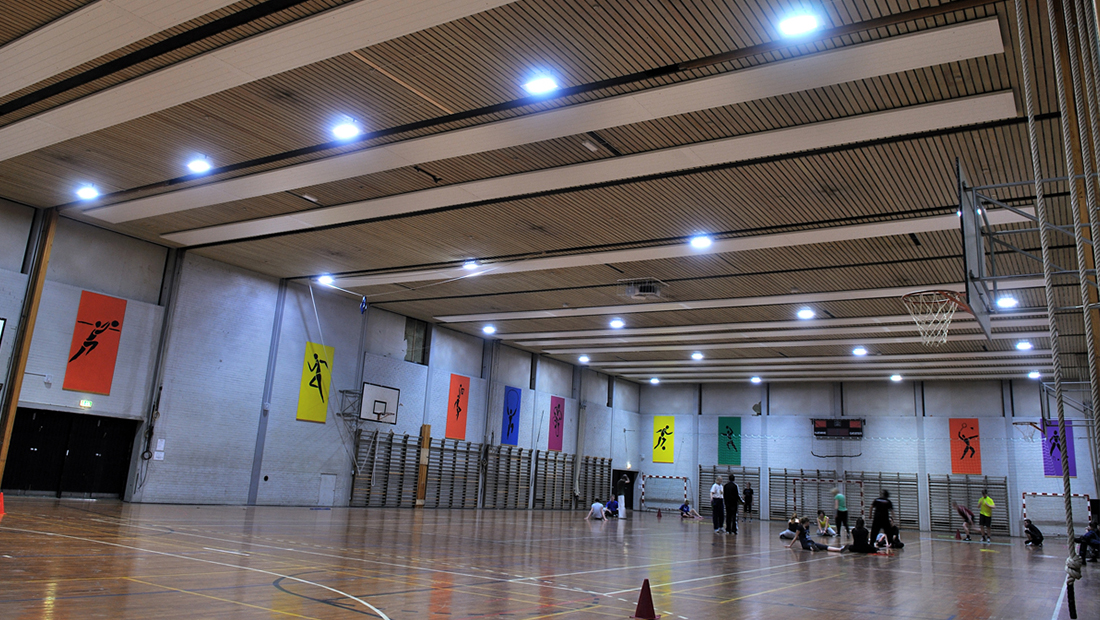 Panele promiennikowe doskonale nadają się do stosowania w halach sportowych i salach gimnastycznych.