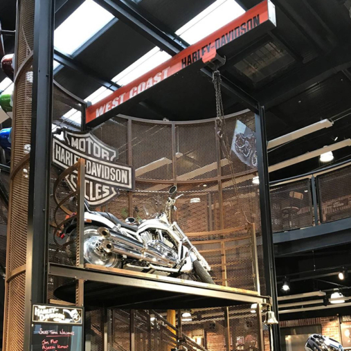 Panele promiennikowe ogrzewają salony sprzedaży West Coast Motors